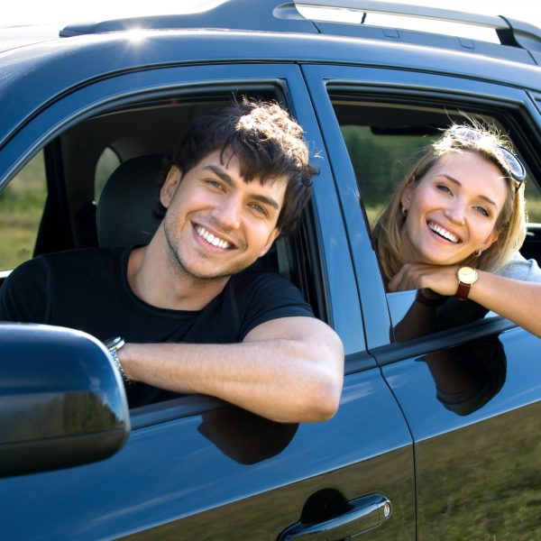 jovem-casal-feliz-bautiful-dirigindo-o-carro